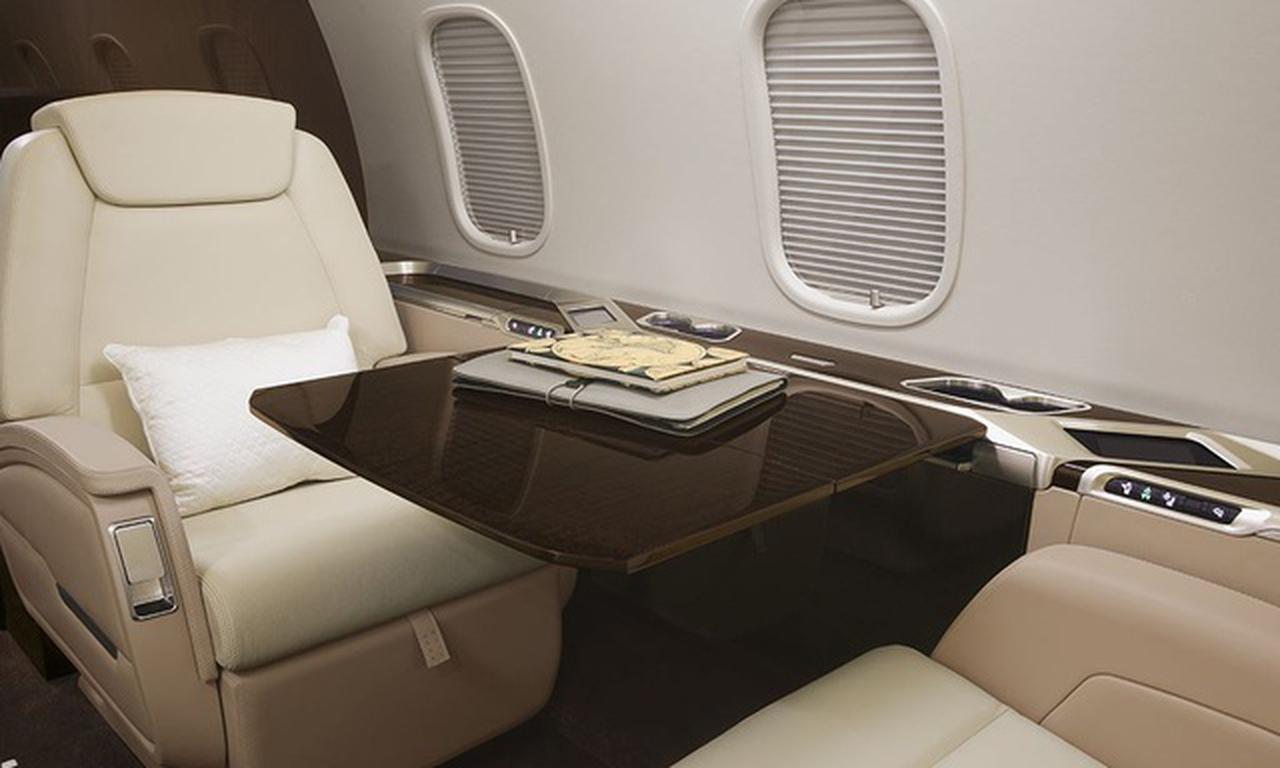 Interior Challenger 350 2