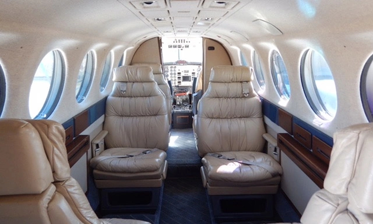 Exterior King Air 300 2