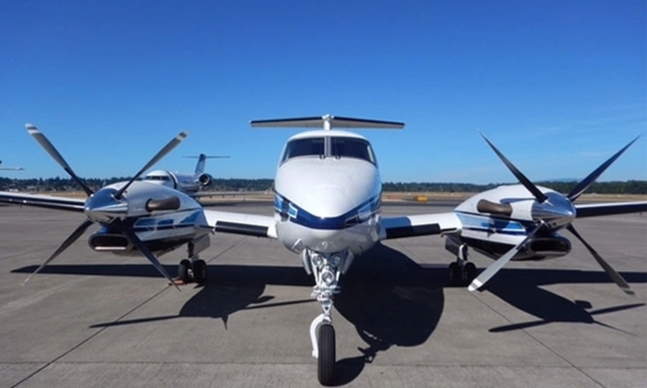 Exterior King Air 300 1