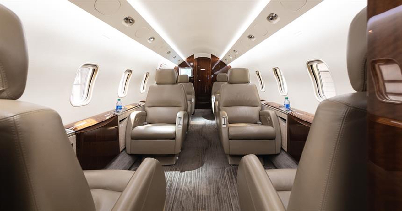 Interior Challenger 300 2